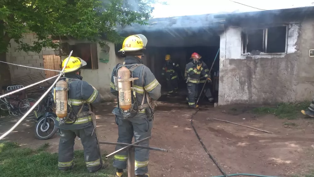 Santa Rosa: bomberos intervinieron en un incendio de vivienda