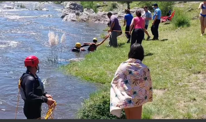 Bomberos rescatan a dos personas en el Rio Los Reartes