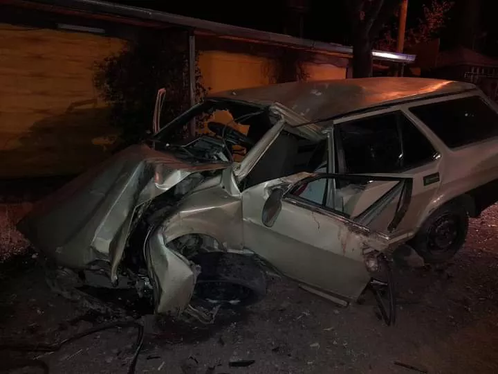 Villa Rumipal: un automóvil impacto violentamente contra un árbol en la madrugada del domingo
