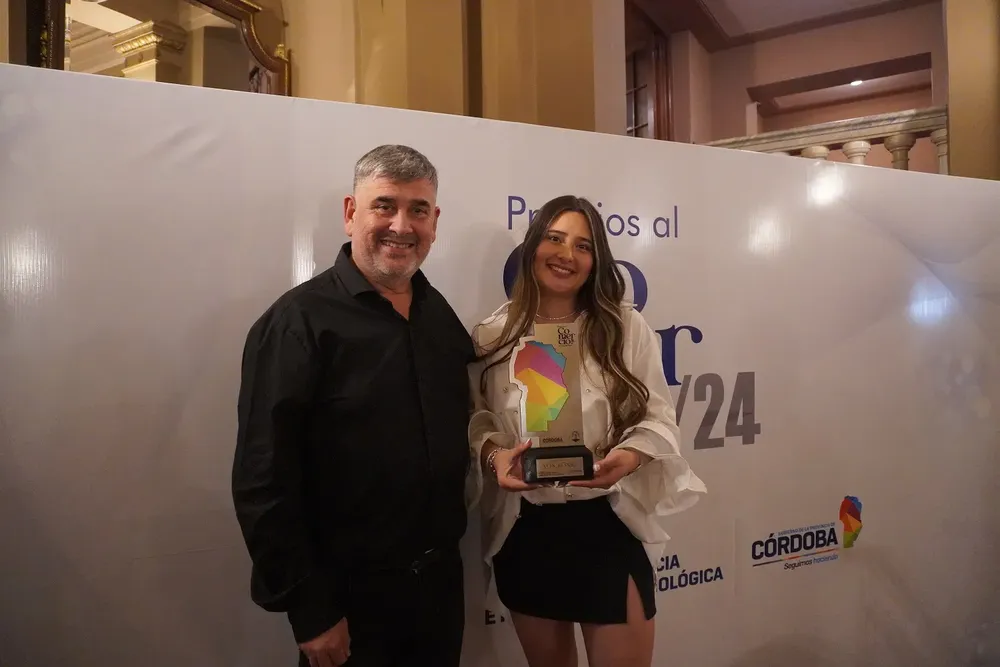 Oscar y Aylén en el sector de prensa de la premiación