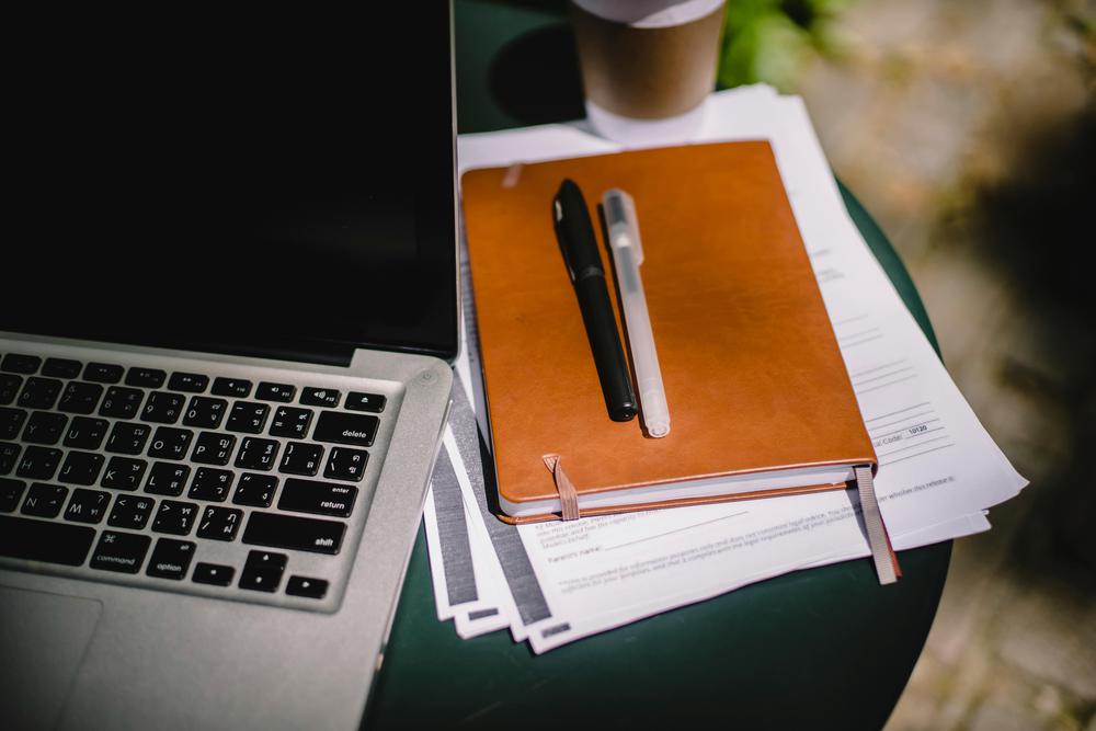 Foto de Ketut Subiyanto: https://www.pexels.com/es-es/foto/soleado-cafe-ordenador-portatil-cuaderno-4559555/