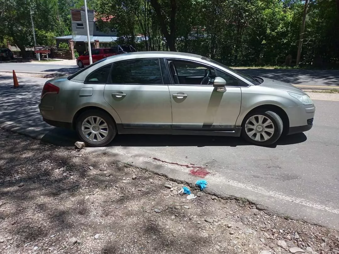 El auto que embistio a la mujer de Arrecifes en Santa Rosa de Calamuchita Foto: Radio Unna / Cristian Alegre