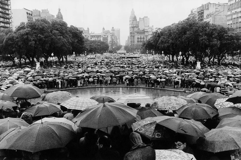 Eduardo Longoni. Marcha de repudio del atentado a la AMIA. Julio, 1994.