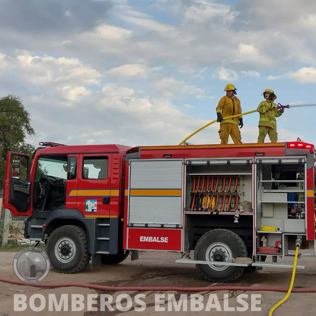 Un caballo quedó atrapado en una zanja durante un incendio de residuos en Embalse