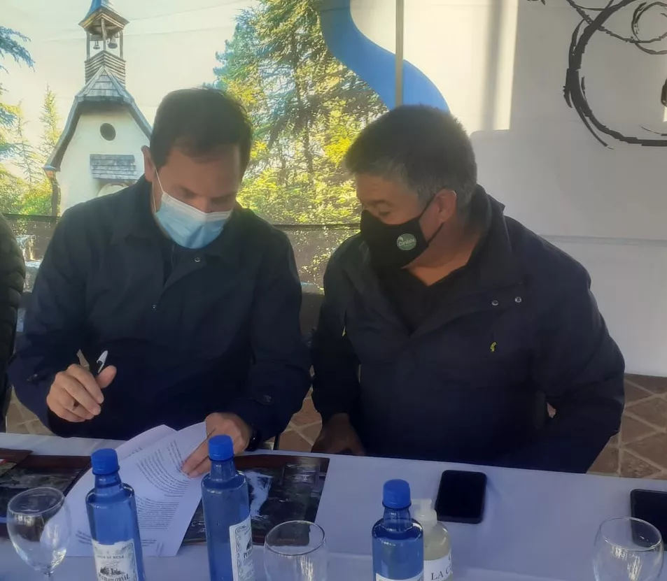 El Jefe Comunal Daniel López firmando convenios con Martín Gil, ex Secretario de Obras Públicas de la Nación 