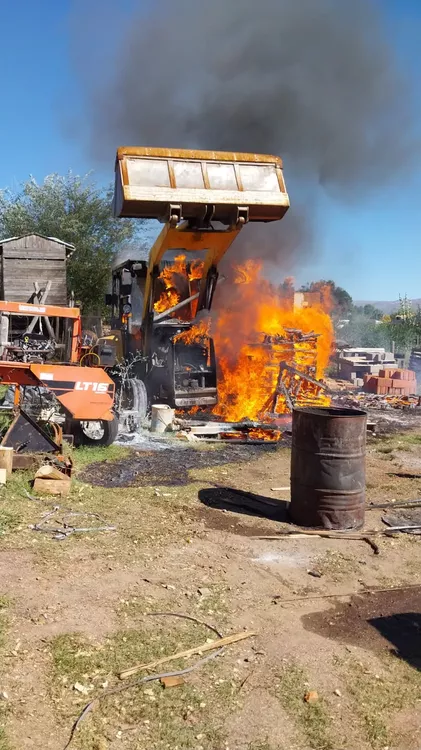 Villa Yacanto: bomberos trabajaron en el incendio de una retroexcavadora 