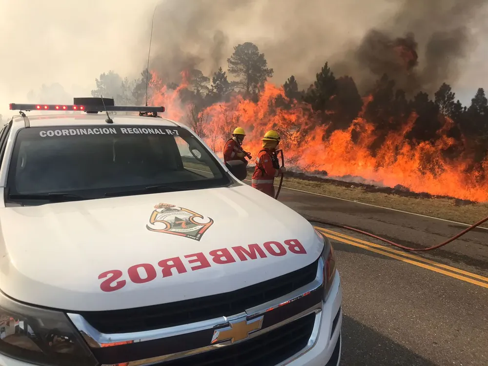 Así trabajaron los Bomberos Voluntarios en el incendio que se desató en Villa Berna