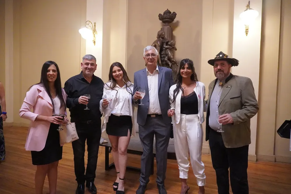 Representantes del sector de Comercio de Córdoba junto a la familia de Von König