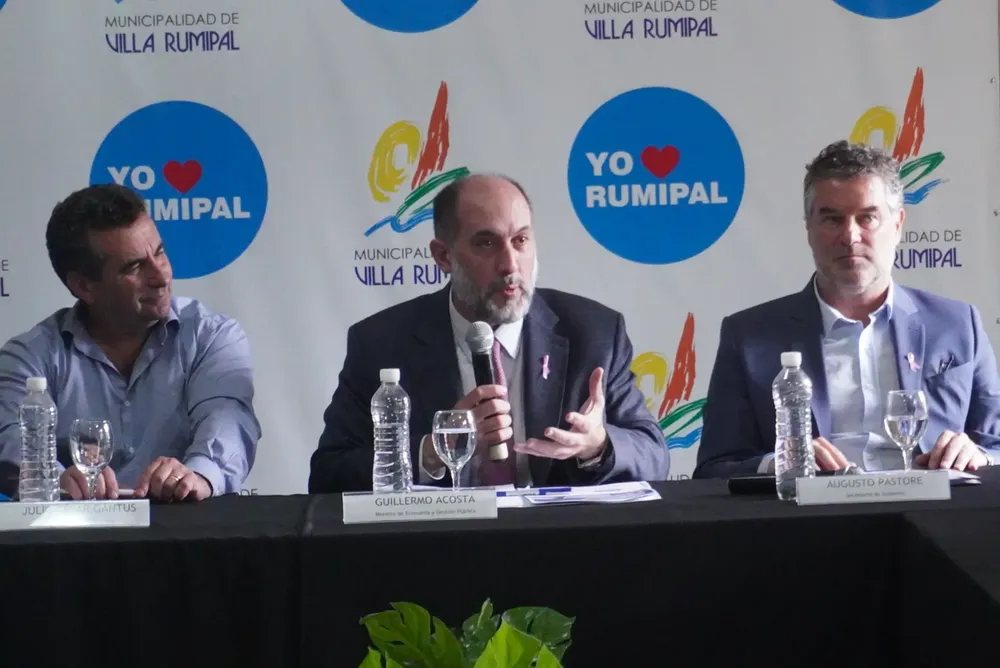 El Ministro Acosta estuvo en Villa Rumipal firmando convenios