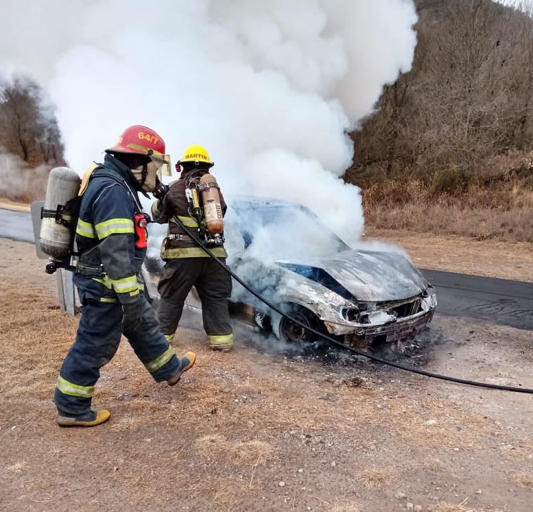 AUTO INCENDIADO STA ROSA 01