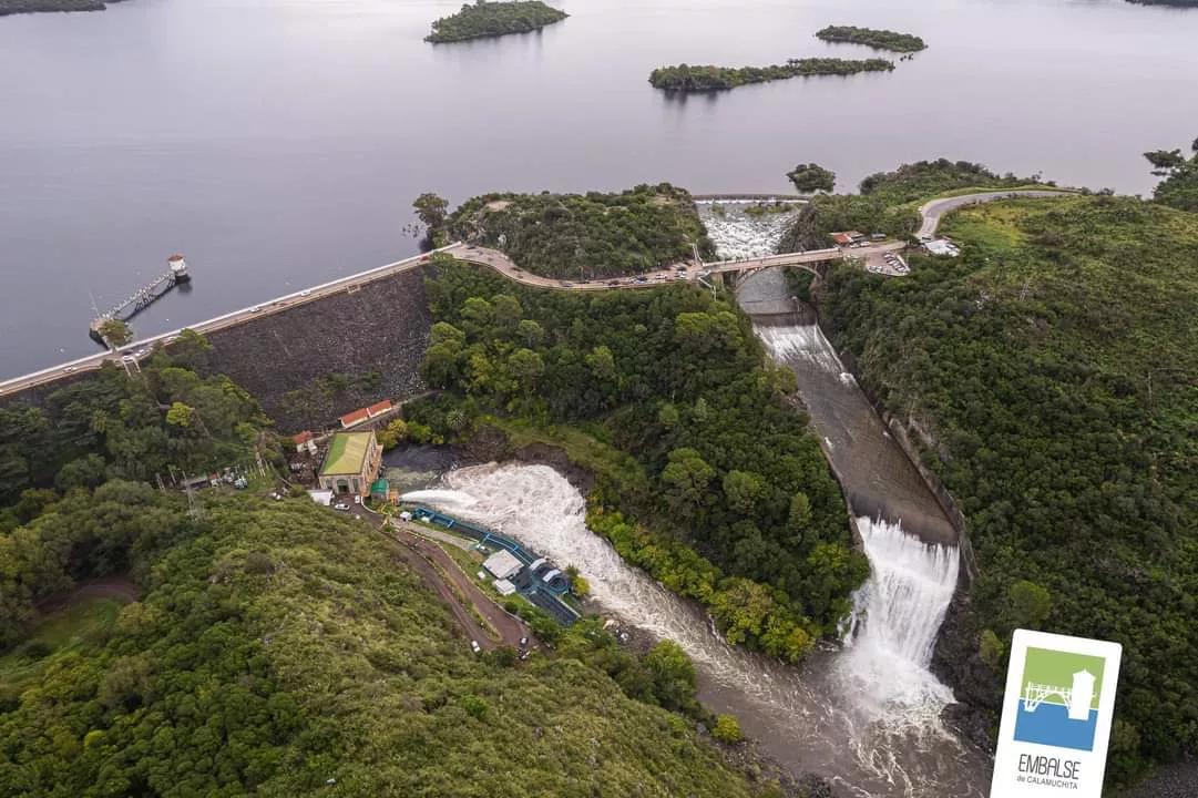 Embalse: comenzó a pasar agua por el vertedero