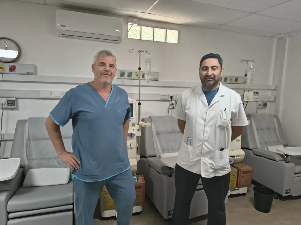 Médicos Nefrólogos del CERH en la sala de Hemodiálisis 