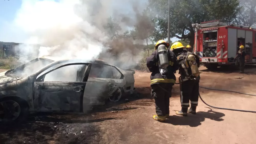 Bomberos de Calamuchita intervinieron en un incendio de automóvil y vivienda