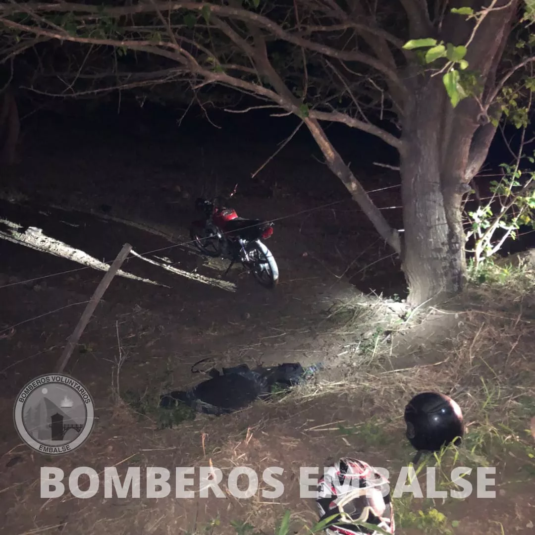 Embalse: dos motociclistas perdieron el control y cayeron en la banquina contraria