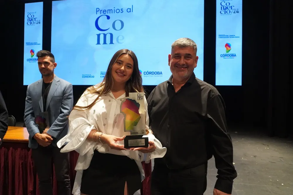 Aylén y Oscar de Von König junto al premio Comercio Joven