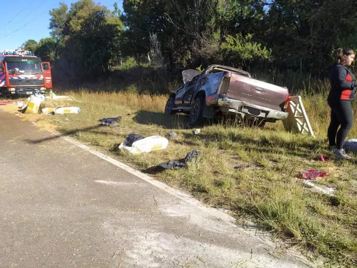 Una camioneta perdió el control y volcó en la ruta camino a Atos Pampa