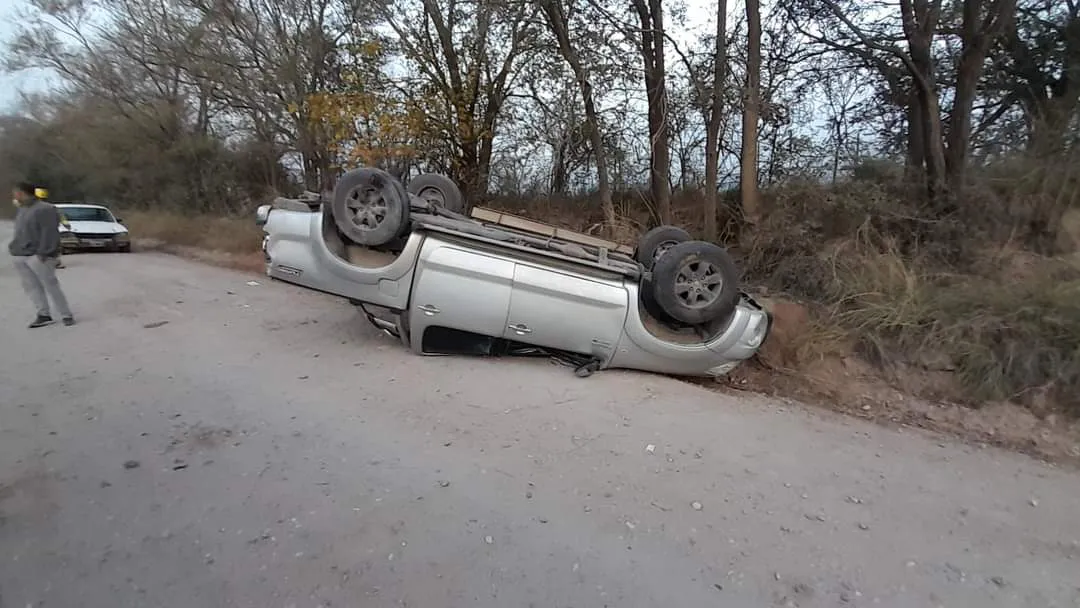 San Ignacio: una camioneta volcó en el camino provincial