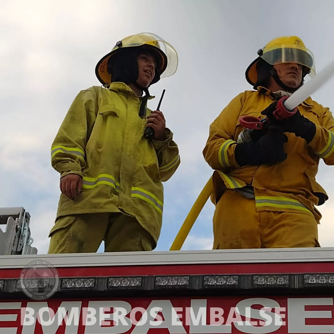 Un caballo quedó atrapado en una zanja durante un incendio de residuos en Embalse