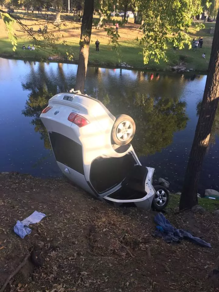 Cinco personas que viajaban en el vehículo, fueron protagonistas de un vuelco esta tarde en Santa Rosa, a la altura de .