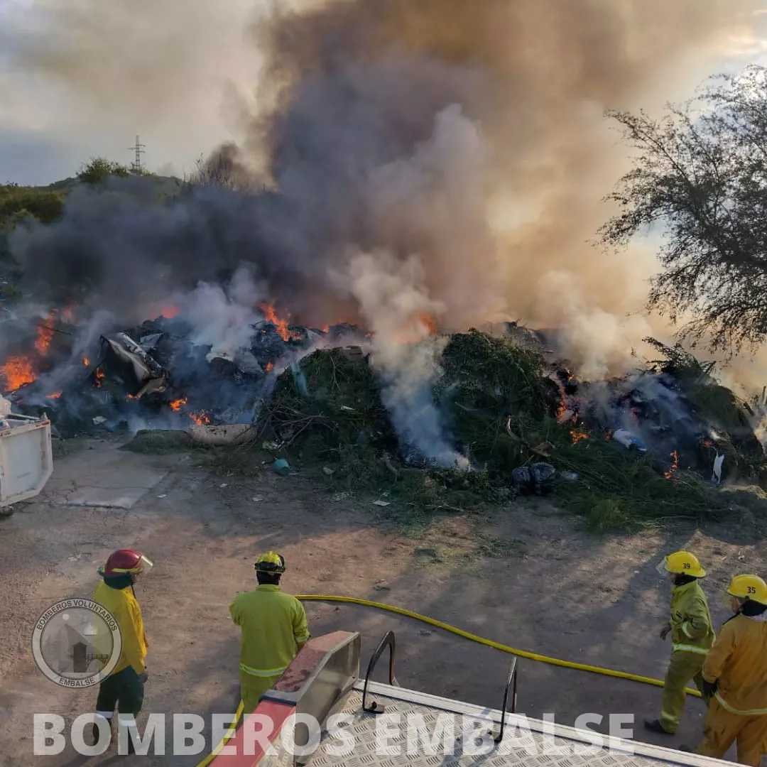 Un caballo quedó atrapado en una zanja durante un incendio de residuos en Embalse
