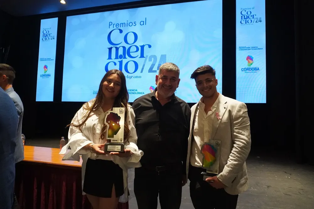 Aylén y Oscar junto al ganador de Comercio Joven por la capital 