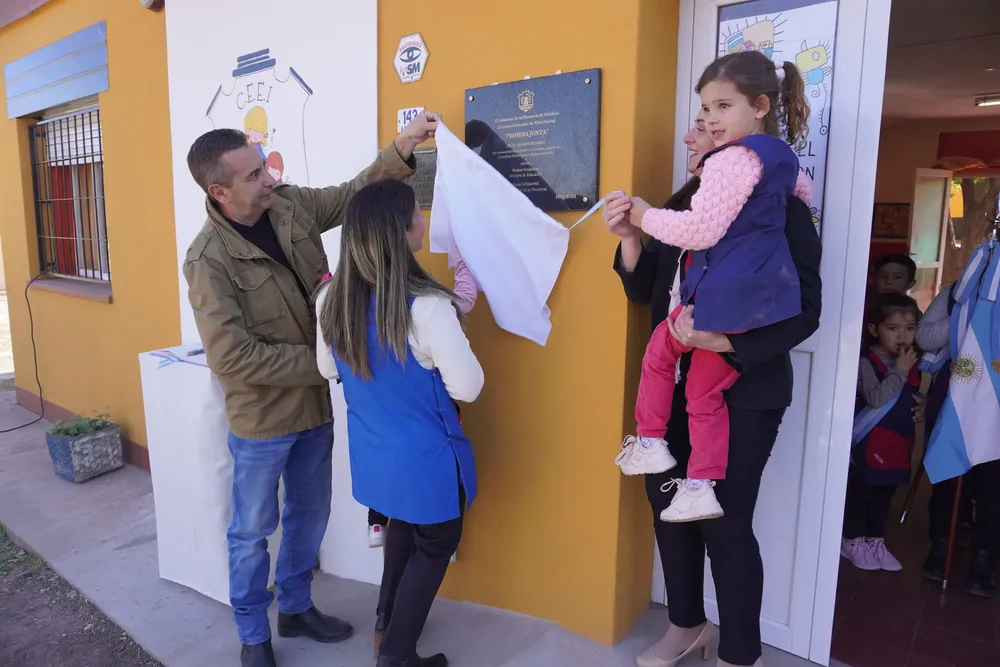 El intendente Gustavo Gantus, la Directora Valeria Romero y la inspectora Cecilia Baez, descubrieron una placa recordato