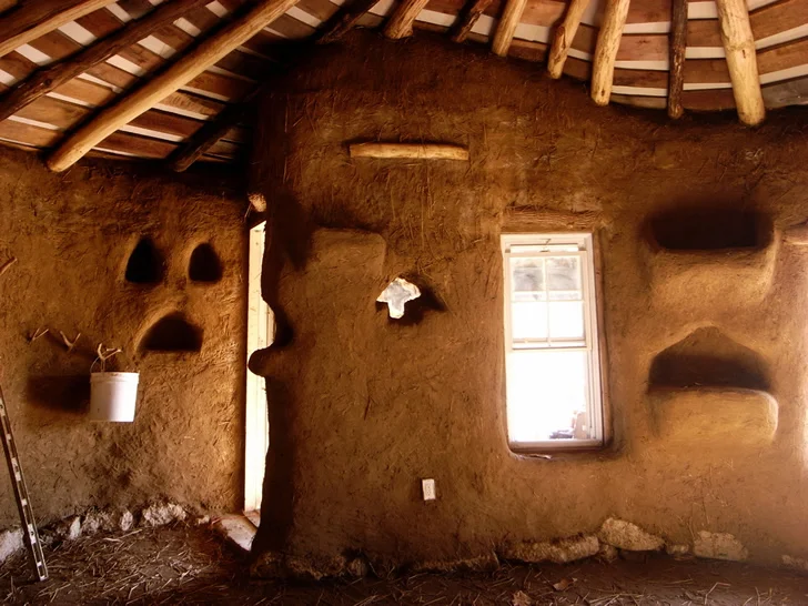 casa-adobe-cob-barro-interior-paredes