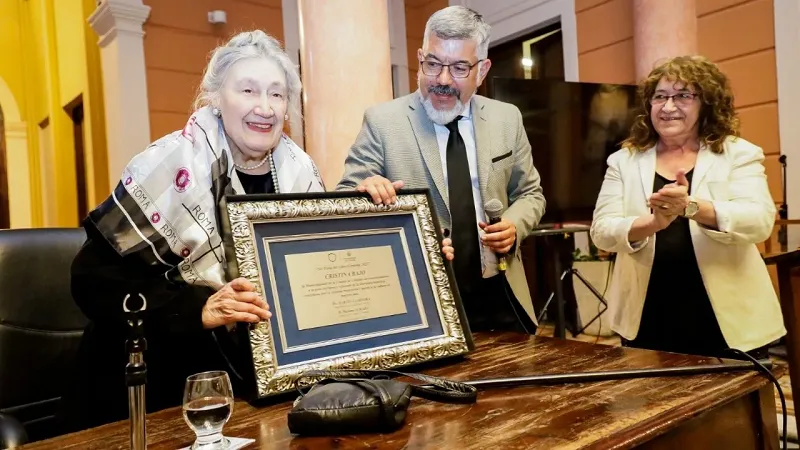 El municipio de Córdoba reconoció a la escritora cordobesa Cristina Bajo por su extensa trayectoria y su aporte a la literatura