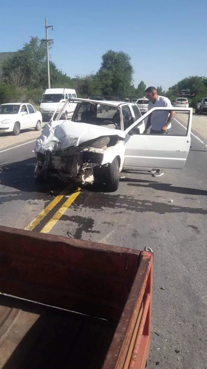 Un automóvil que remolcaba un carro y una camioneta chocaron violentamente sobre ruta 5