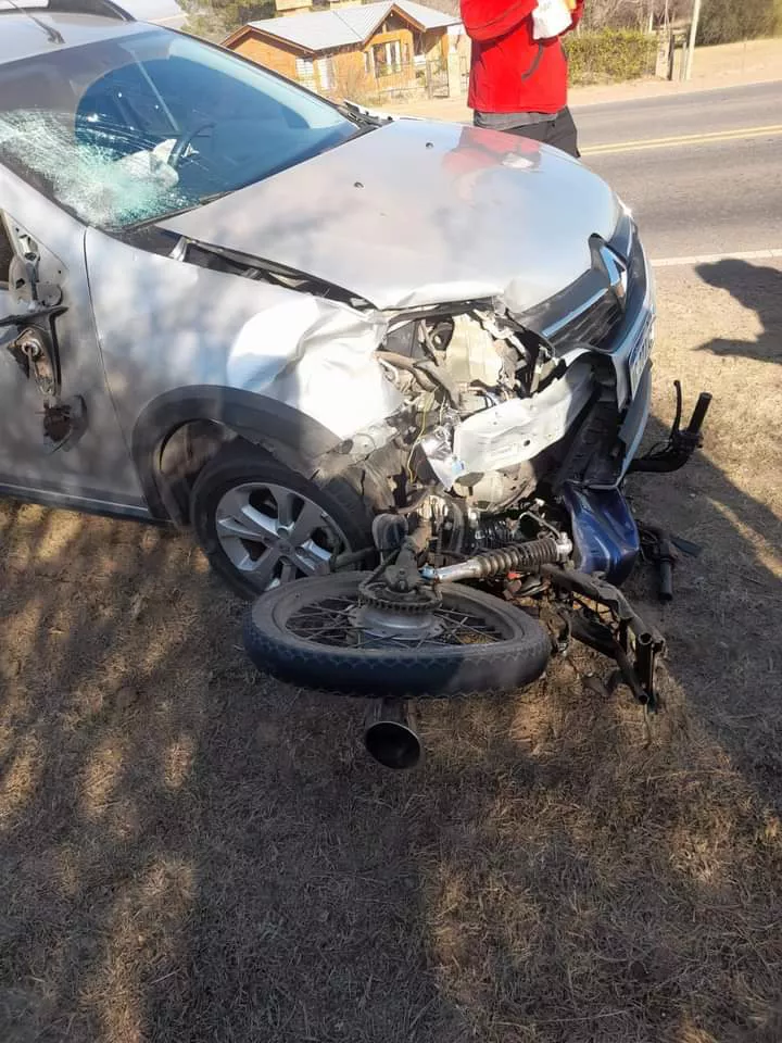 Ruta 5 peligrosa: un automóvil y una motocicleta chocaron en El Corcovado